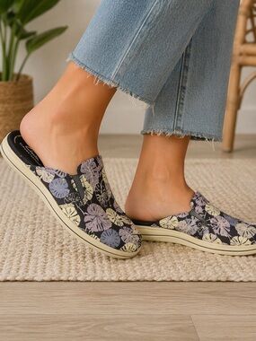 Clarks Cloudsteppers Breeze Shore Mule Lavender Palm Slip-On Comfort Shoes 9 NWT